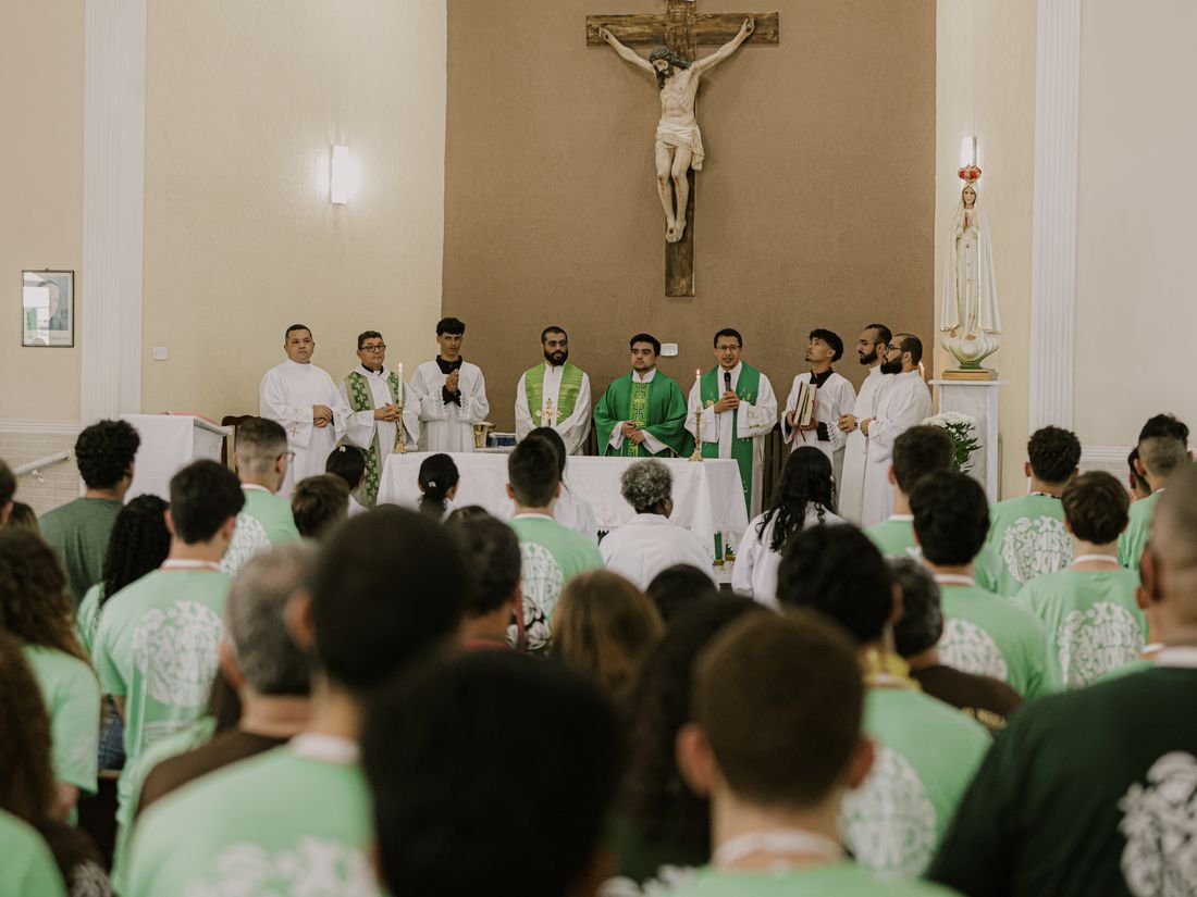 Jovens e padres na celebração